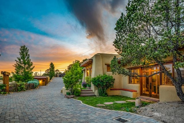 1564 Cerro Gordo Road, Santa Fe, NM 87501