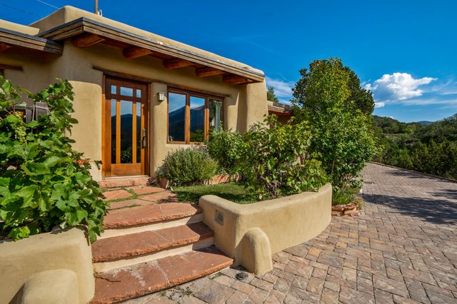 1564 Cerro Gordo Road, Santa Fe, NM 87501