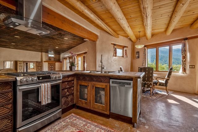 1564 Cerro Gordo Road, Santa Fe, NM 87501