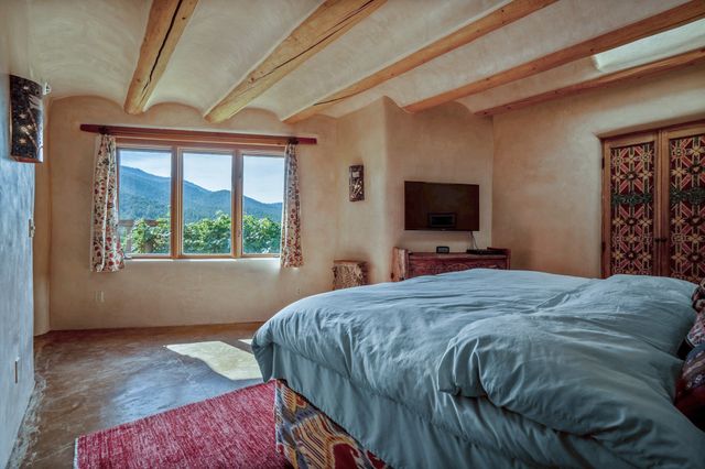 1564 Cerro Gordo Road, Santa Fe, NM 87501