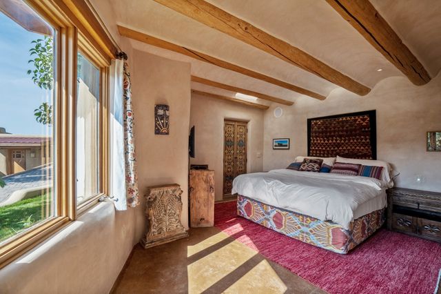 1564 Cerro Gordo Road, Santa Fe, NM 87501