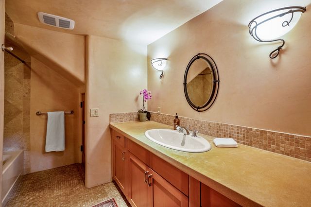 1564 Cerro Gordo Road, Santa Fe, NM 87501