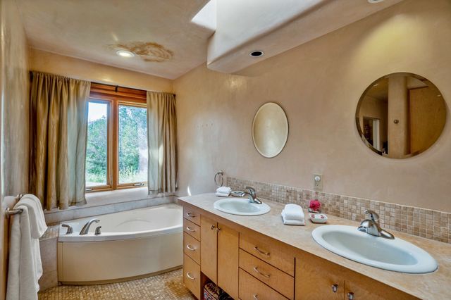 1564 Cerro Gordo Road, Santa Fe, NM 87501