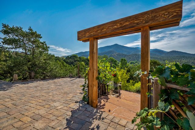 1564 Cerro Gordo Road, Santa Fe, NM 87501