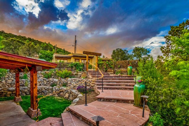 1564 Cerro Gordo Road, Santa Fe, NM 87501