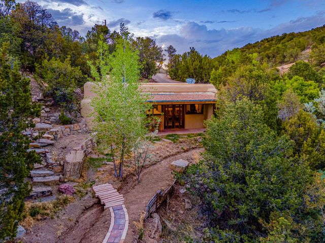 1564 Cerro Gordo Road, Santa Fe, NM 87501