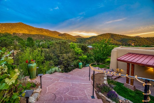 1564 Cerro Gordo Road, Santa Fe, NM 87501