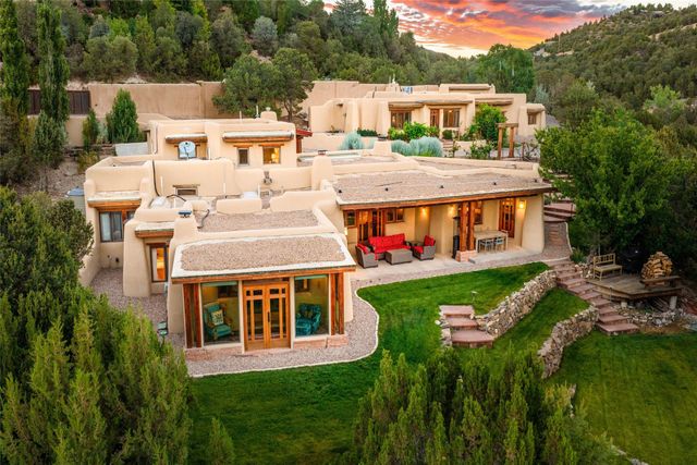 1564 Cerro Gordo Road, Santa Fe, NM 87501