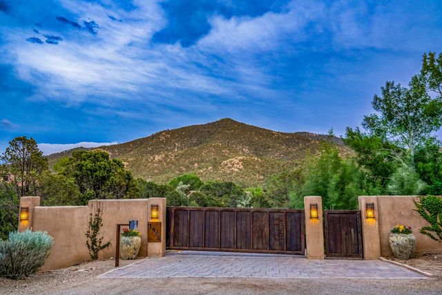 1564 Cerro Gordo Road, Santa Fe, NM 87501