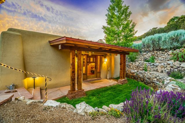 1564 Cerro Gordo Road, Santa Fe, NM 87501