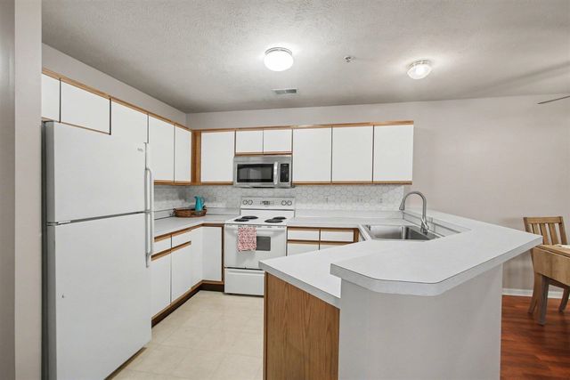 5869 Crosswinds Drive 11, Norton Shores, MI 49444