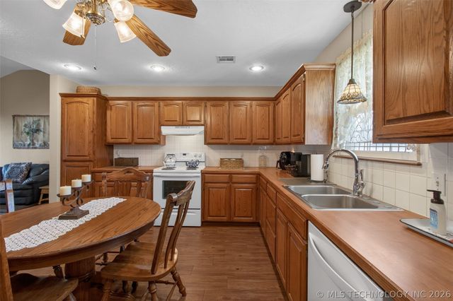 6562 E 570 Road, Locust Grove, OK 74352