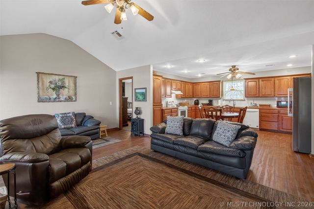 6562 E 570 Road, Locust Grove, OK 74352