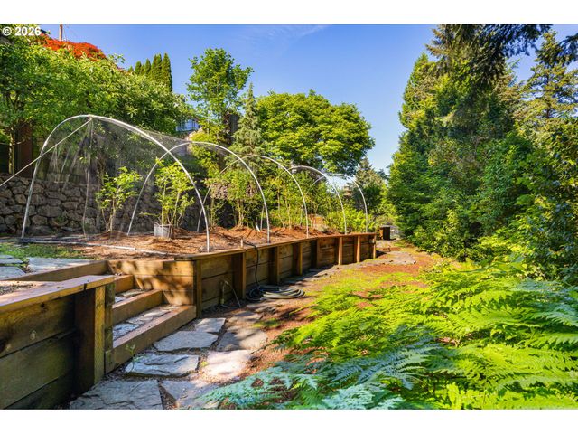 6464 Sw PARKHILL Dr, Portland, OR 97239