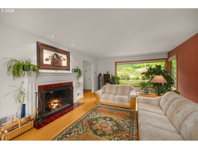 6464 Sw PARKHILL Dr, Portland, OR 97239