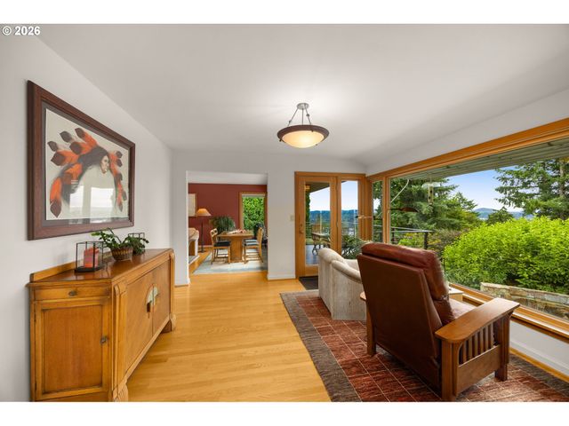 6464 Sw PARKHILL Dr, Portland, OR 97239