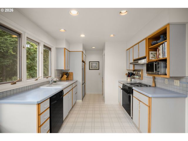 6464 Sw PARKHILL Dr, Portland, OR 97239