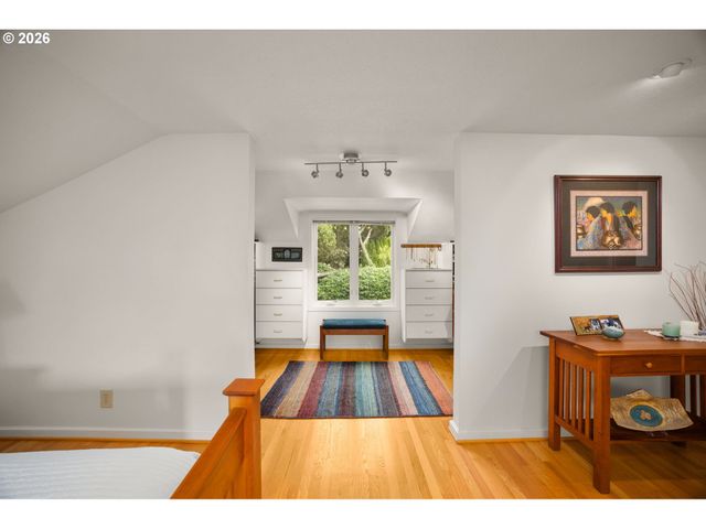 6464 Sw PARKHILL Dr, Portland, OR 97239