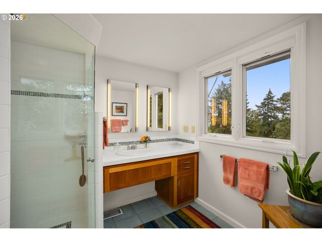 6464 Sw PARKHILL Dr, Portland, OR 97239