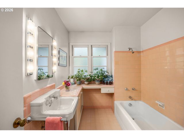 6464 Sw PARKHILL Dr, Portland, OR 97239