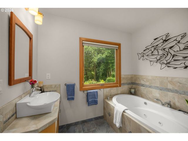 6464 Sw PARKHILL Dr, Portland, OR 97239