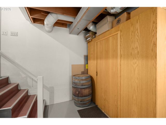 6464 Sw PARKHILL Dr, Portland, OR 97239