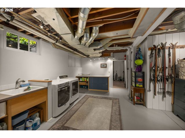 6464 Sw PARKHILL Dr, Portland, OR 97239