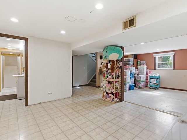 7663 Walnut Avenue, Woodridge, IL 60517