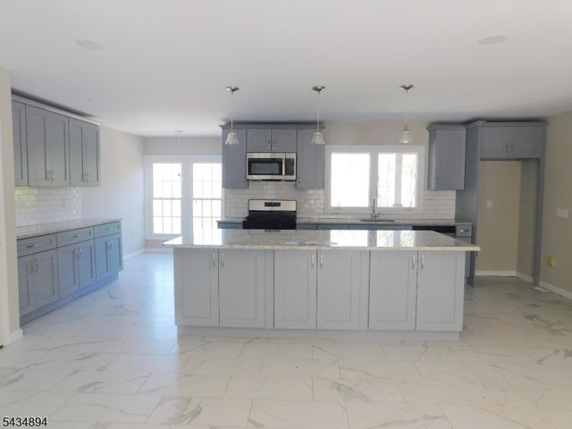 4 Spring Hill Rd, Franklin Twp., NJ 08801