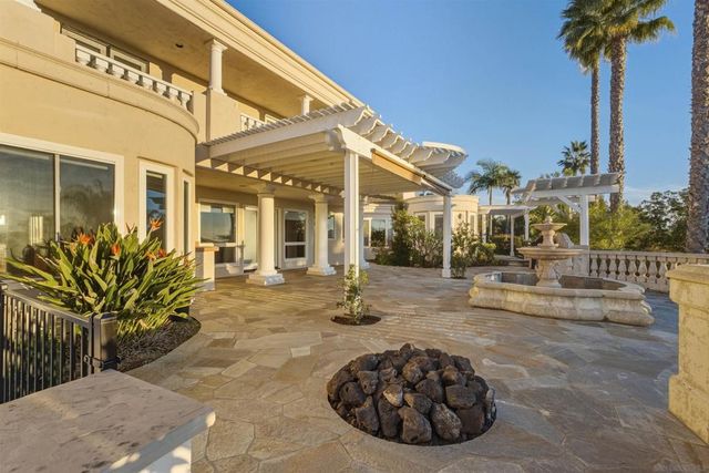 2464 Canyon Creek Rd, Escondido, CA 92025