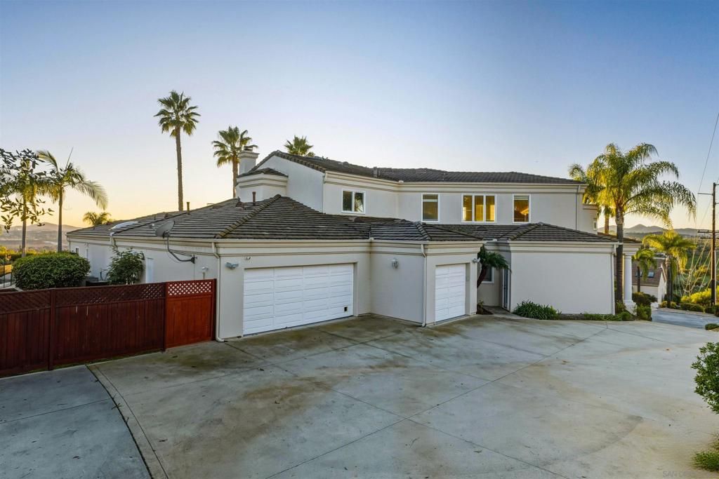 Image 5 of property listing at 2464 Canyon Creek Rd, Escondido, CA 92025