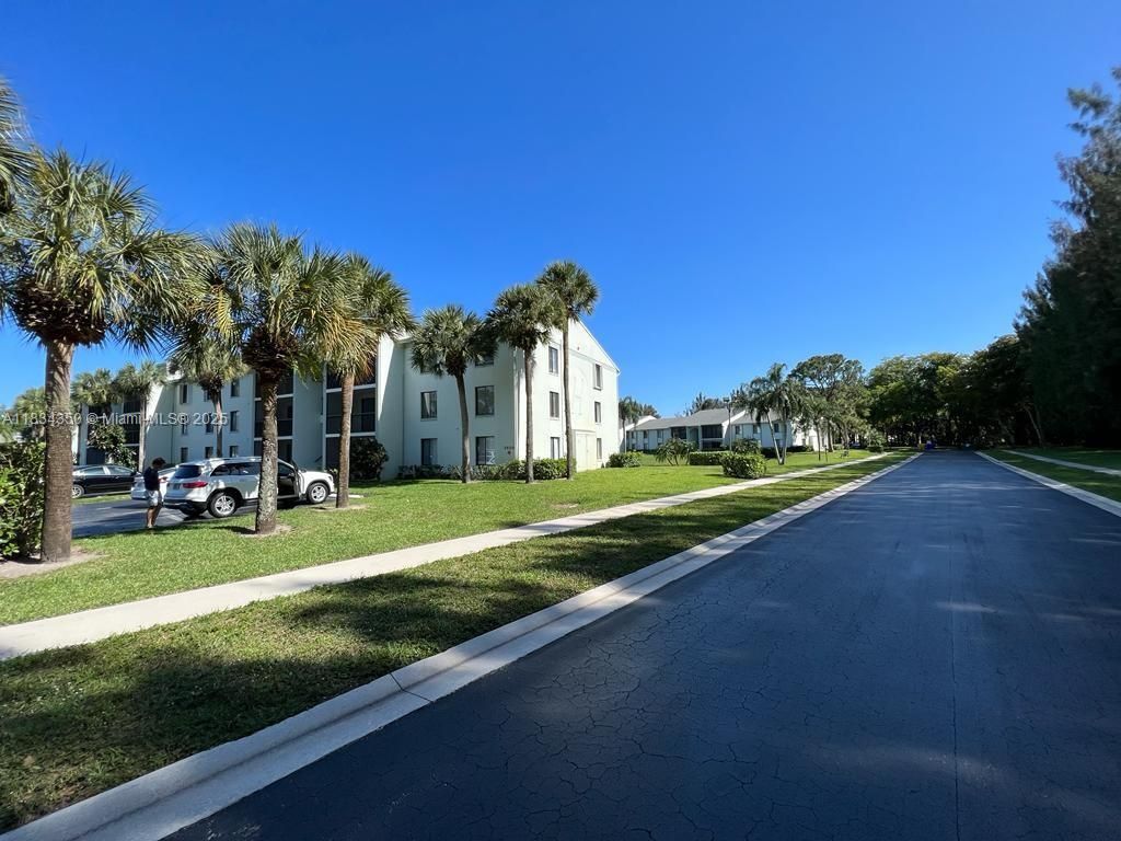 Image 2 of property listing at 3606 Alder Dr F2, West Palm Beach, FL 33417