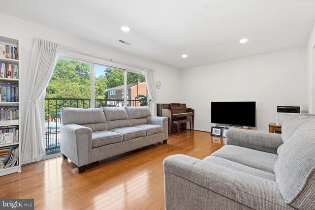3695 PERSIMMON CIR, Fairfax, VA 22031