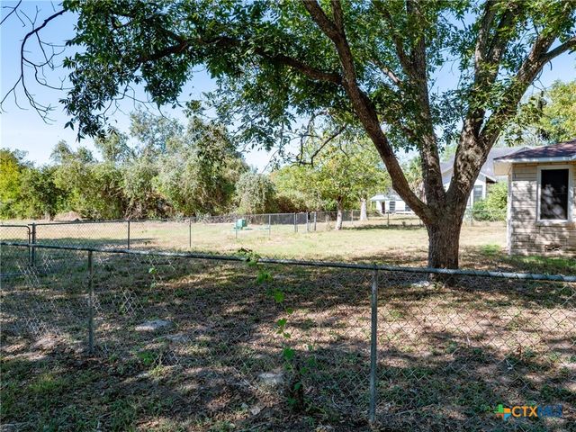 153 W Fm 884, Weesatche, TX 77993