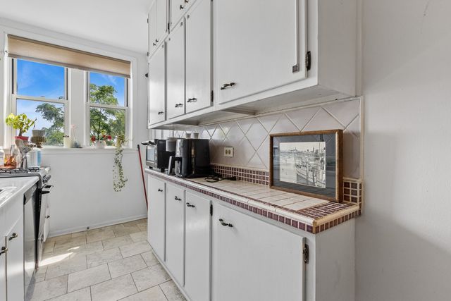1210 W Jarvis Avenue 2N, Chicago, IL 60626