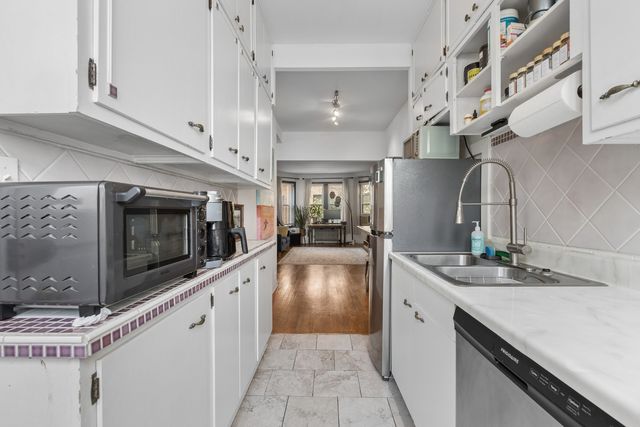 1210 W Jarvis Avenue 2N, Chicago, IL 60626