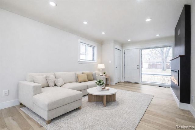 23118 Recreation Street, Saint Clair Shores, MI 48082