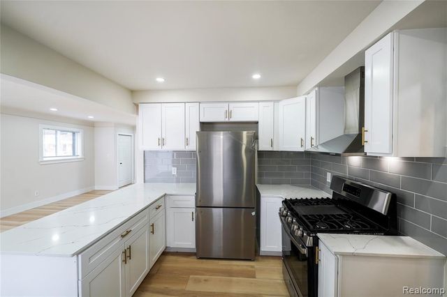 23118 Recreation Street, Saint Clair Shores, MI 48082