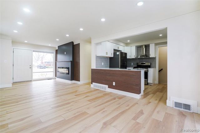 23118 Recreation Street, Saint Clair Shores, MI 48082