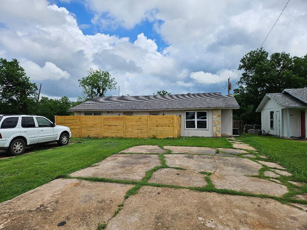 516 Lenora DR, Taylor, TX 76574