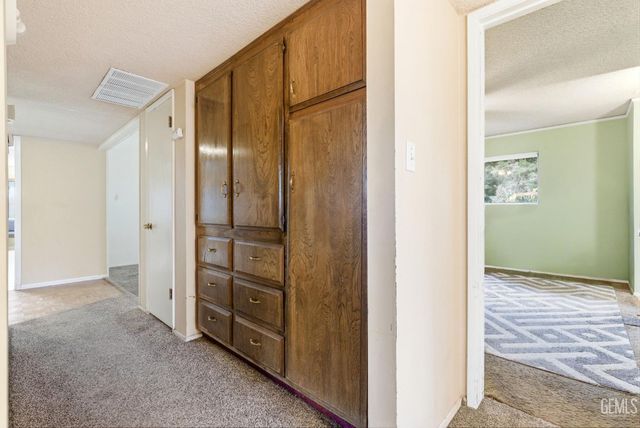 2404 Prestwick Court, Bakersfield, CA 93309