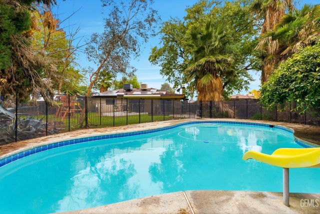 2404 Prestwick Court, Bakersfield, CA 93309