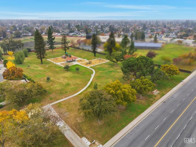 2404 Prestwick Court, Bakersfield, CA 93309