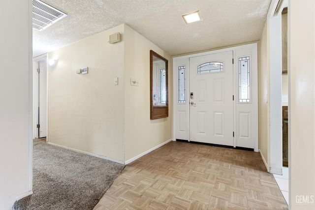 2404 Prestwick Court, Bakersfield, CA 93309