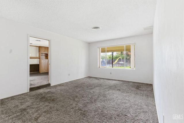 2404 Prestwick Court, Bakersfield, CA 93309