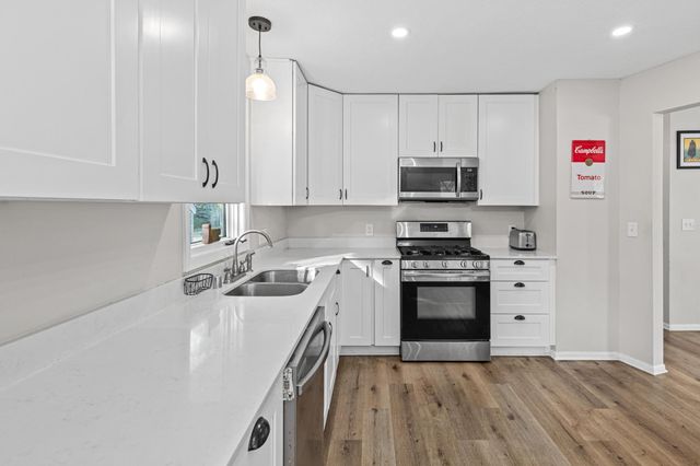 540 Hiawatha Avenue, Mendota Heights, MN 55118