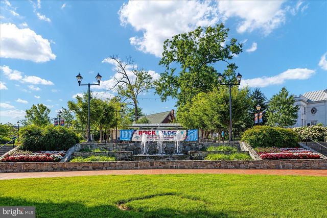 5105 HOLDEN ST, Fairfax, VA 22032