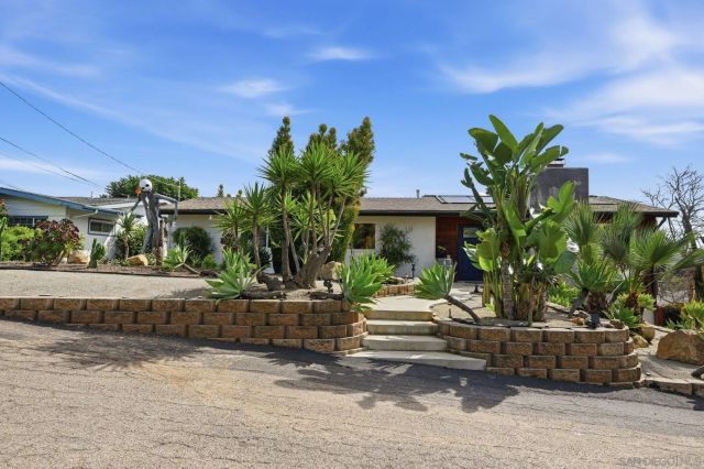 1761 Country Ln, Escondido, CA 92025