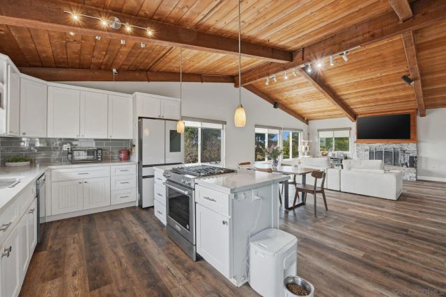 1761 Country Ln, Escondido, CA 92025