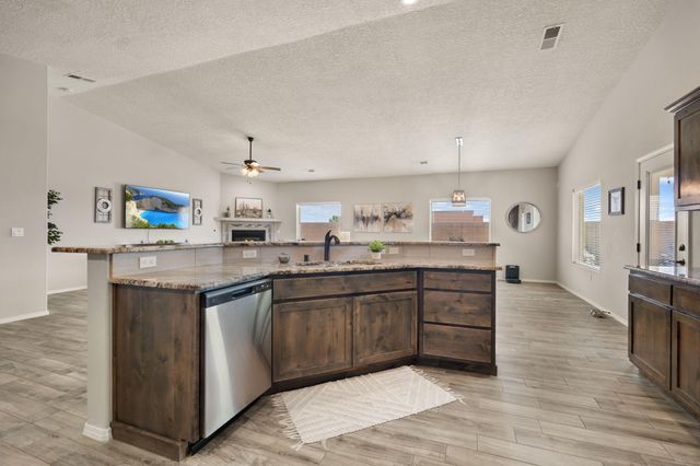 940 Firewheel Loop SW, Los Lunas, NM 87031